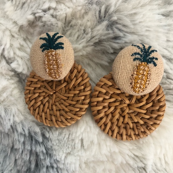 Cute pineapple earrings. 🍍 - Picture 2 of 3